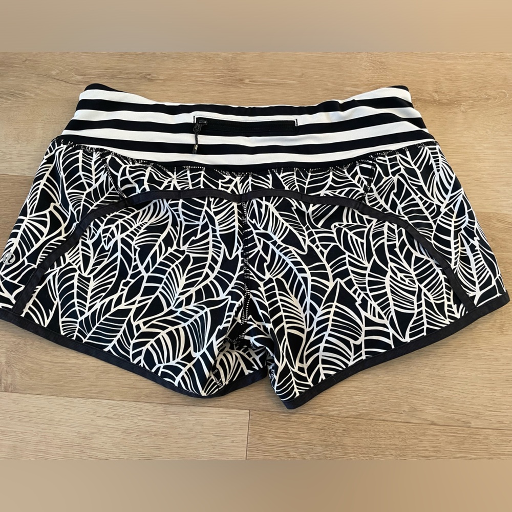 Lululemon athletica Black and White Leaf-Print Athletic Shorts Size 6 - Picture 2 of 6